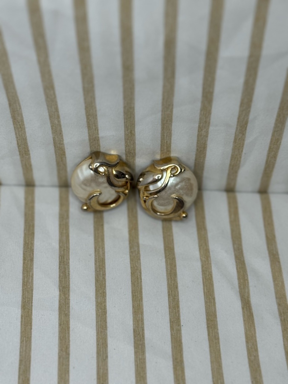 Vtg Givenchy Earrings, Large Faux Baroque Pearl Clip Earrings Gold Tone Vintage - Picture 2 of 7